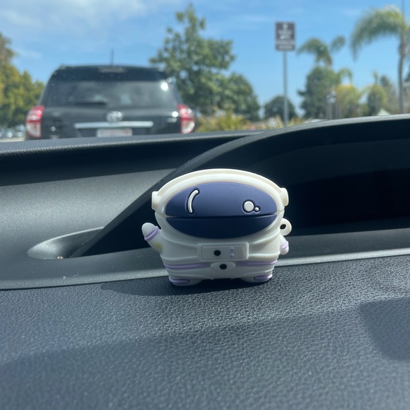 3D Astronaut AirPods PRO Case and generation 3! - Picture 3 of 3